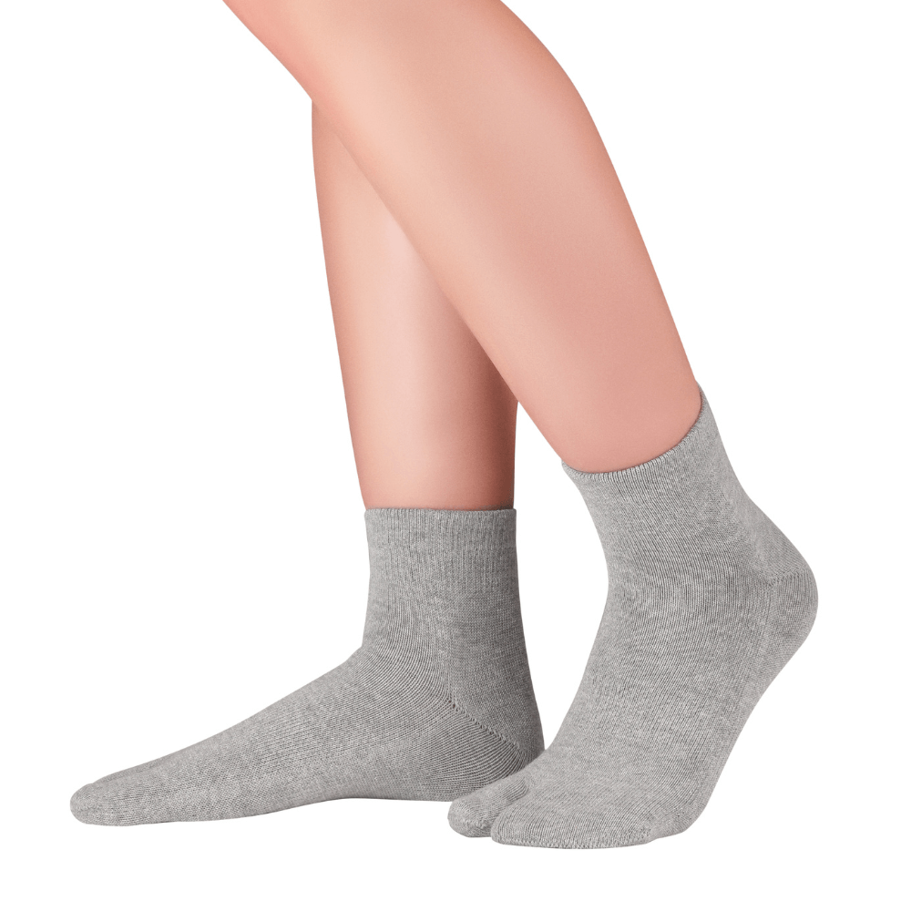 Knitido Traditionals Tabi nogavice kratke bombažne v svetlo sivi barvi
