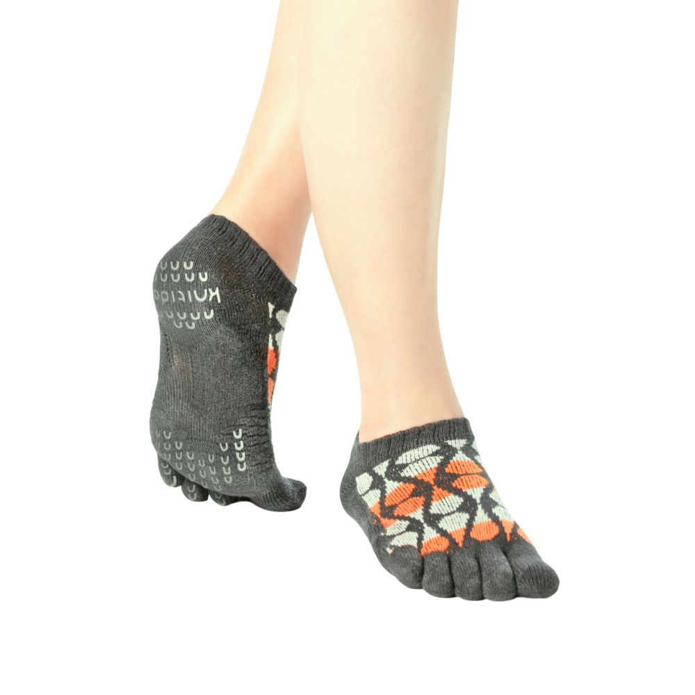 Patterned yoga toe socks with non-slip sole