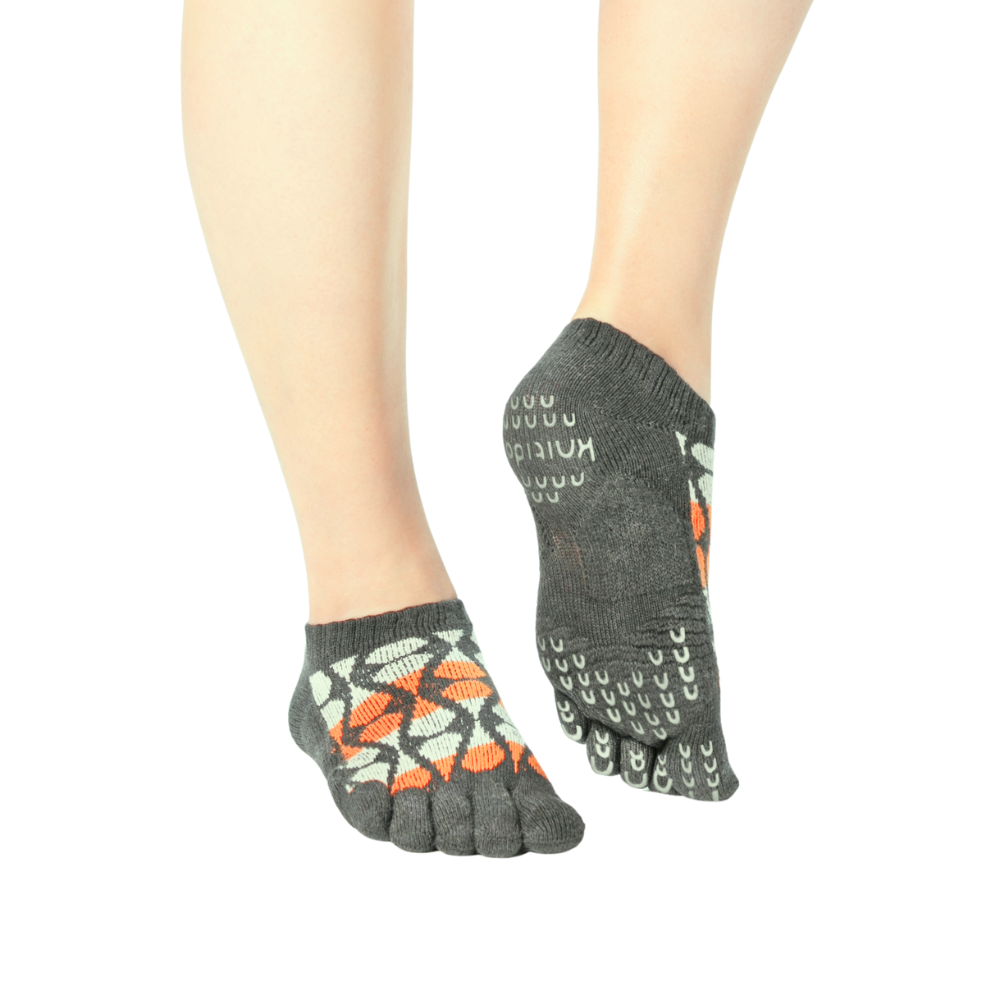 Patterned yoga toe socks with non-slip sole