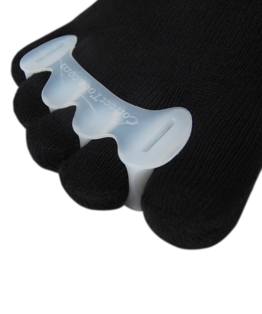 Le ortesi CorrectToes in silicone di alta qualità per le malposizioni del piede, su calze con dita