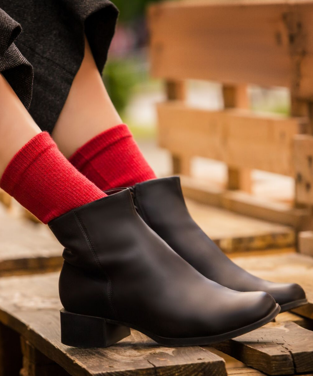 Knitido nogavice iz merino volne in bombaža za jesen in zimo v rdeči barvi s čevlji 