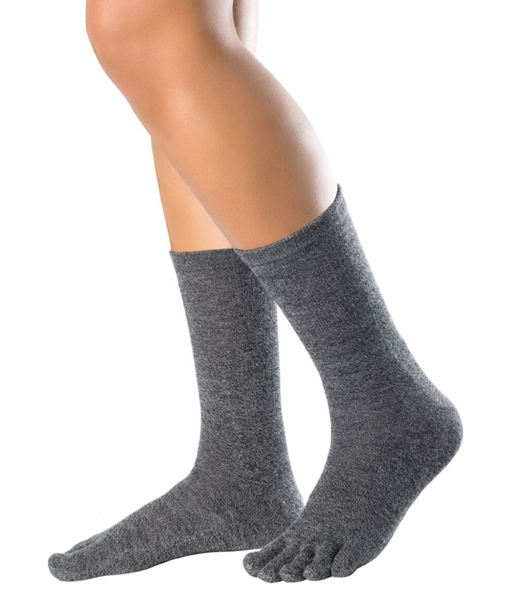 Knitido nogavice iz merino volne in bombaža za jesen in zimo v temno sivi barvi