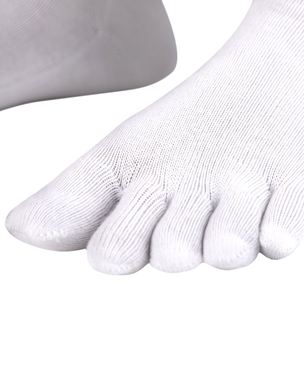 Bližnji pregled prsta za Knitido DR. FOOT SILVER PROTECT SHORT nogavice s prsti iz trde bombažne tkanine (87 %) in srebrne niti v beli barvi 