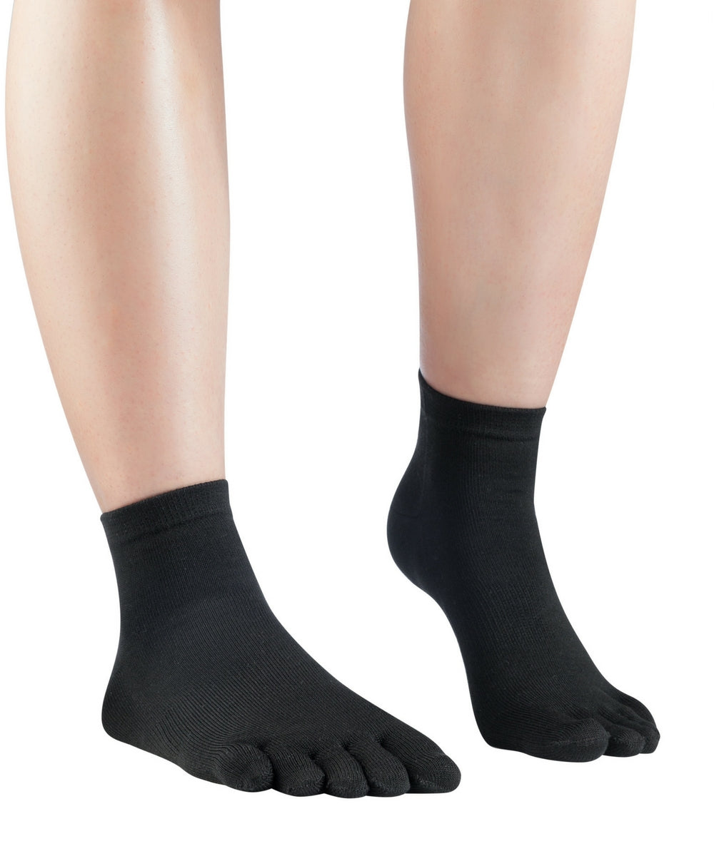 Knitido Silkroad seta calze con dita - lunghezza alla caviglia in nero - frontale 