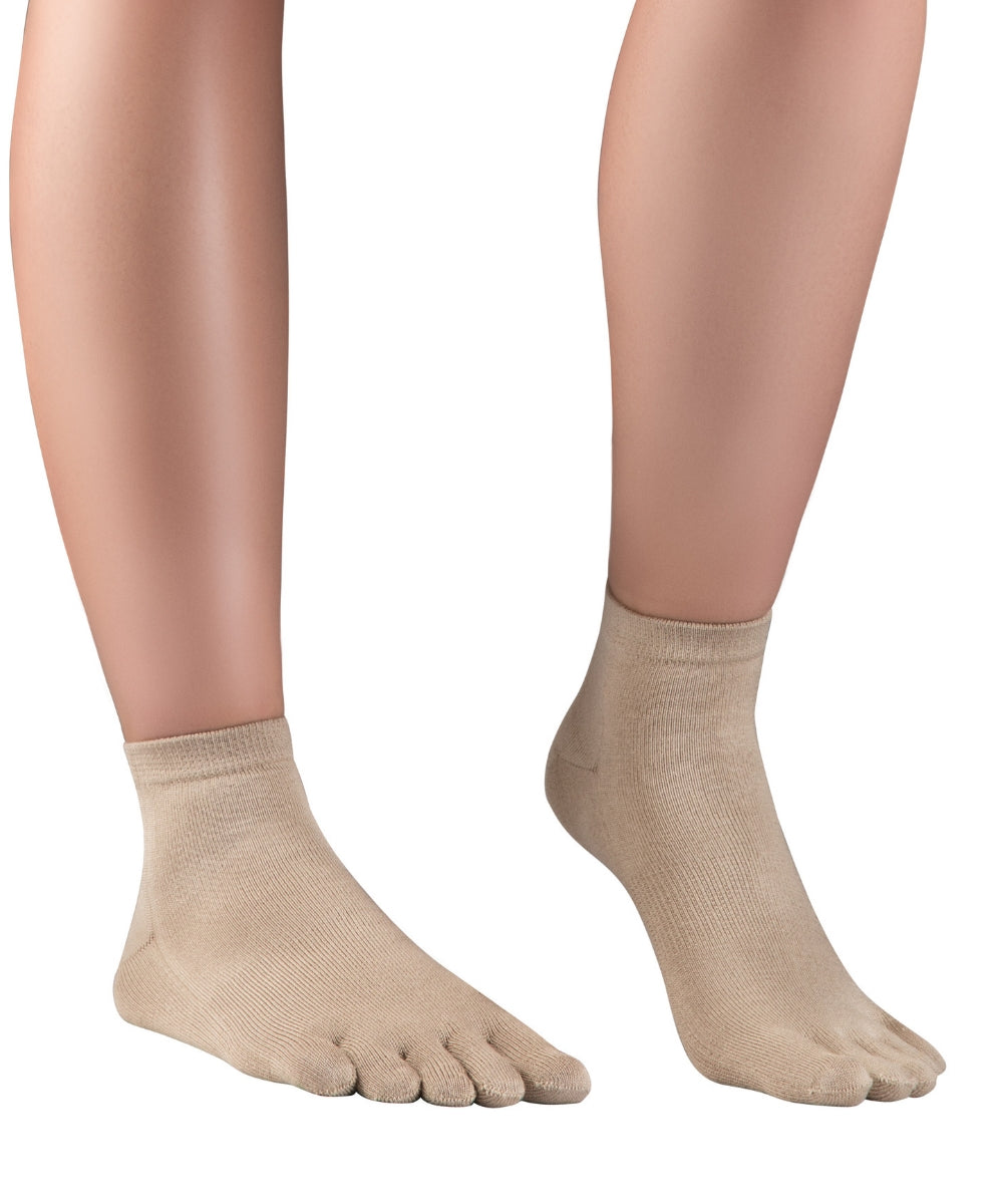 Knitido Silkroad soie chaussettes à orteils - longueur cheville en beige - frontal 